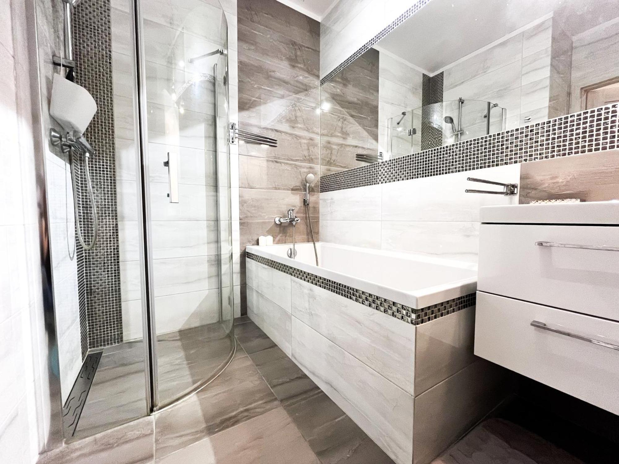 弗罗茨瓦夫Walk To Park, Modern 2Bd Kitchen! Balcony, Parking公寓 外观 照片